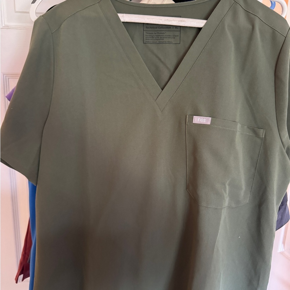 FIGS Classic Green V-Neck Scrub Top